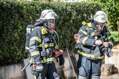 Neuhausen: Essen auf dem Herd verrauchen Keller und loesen Feuerwehreinsatz aus - 1 Verletzte Person